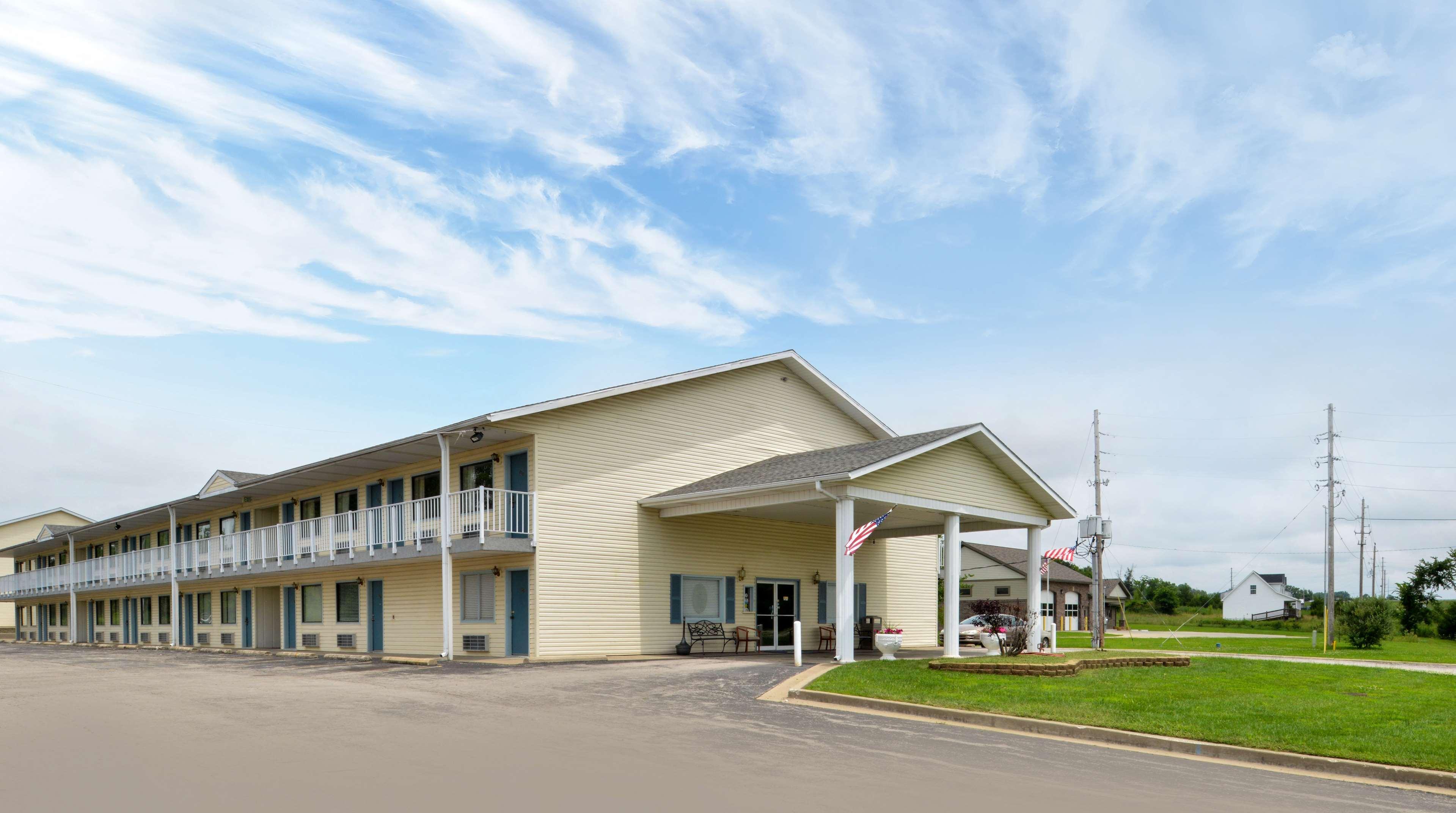 Americas Best Value Inn Knob Noster Exterior photo